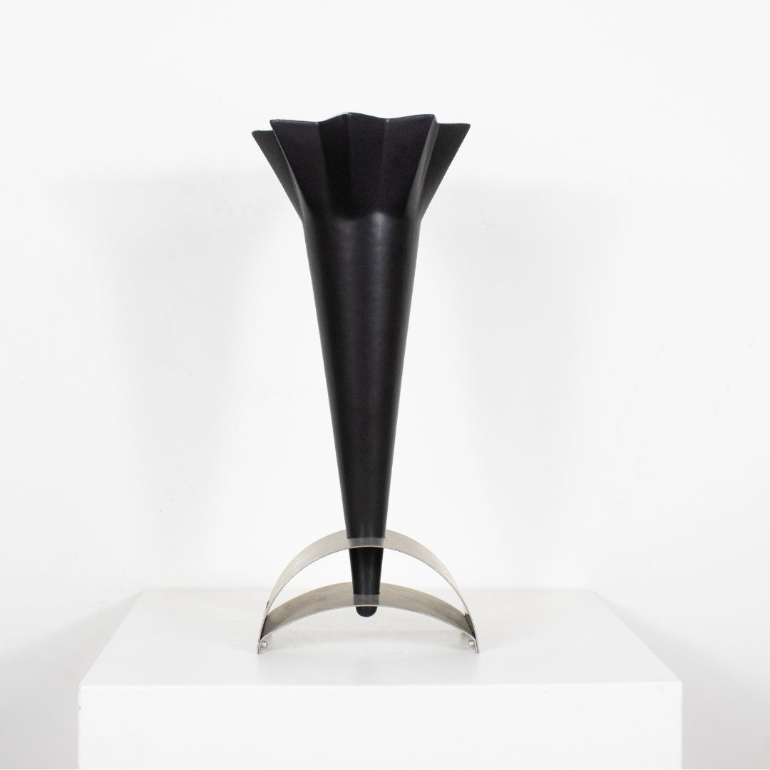 "Vase cone noir sur base en métal design 1990 " DEBEAULIEU
