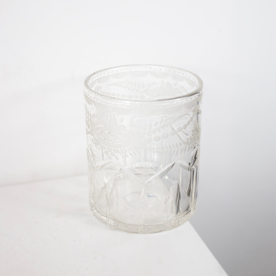 Petit vase transparent motif arabesques DEBEAULIEU