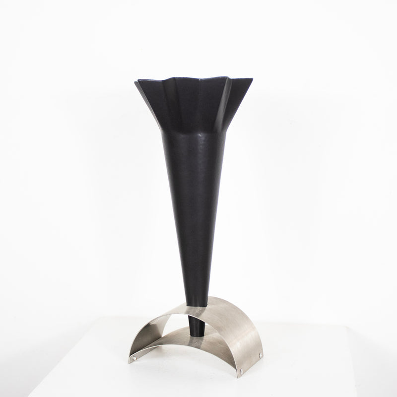 "Vase cone noir sur base en métal design 1990 " DEBEAULIEU