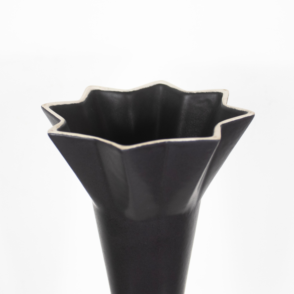 "Vase cone noir sur base en métal design 1990 " DEBEAULIEU
