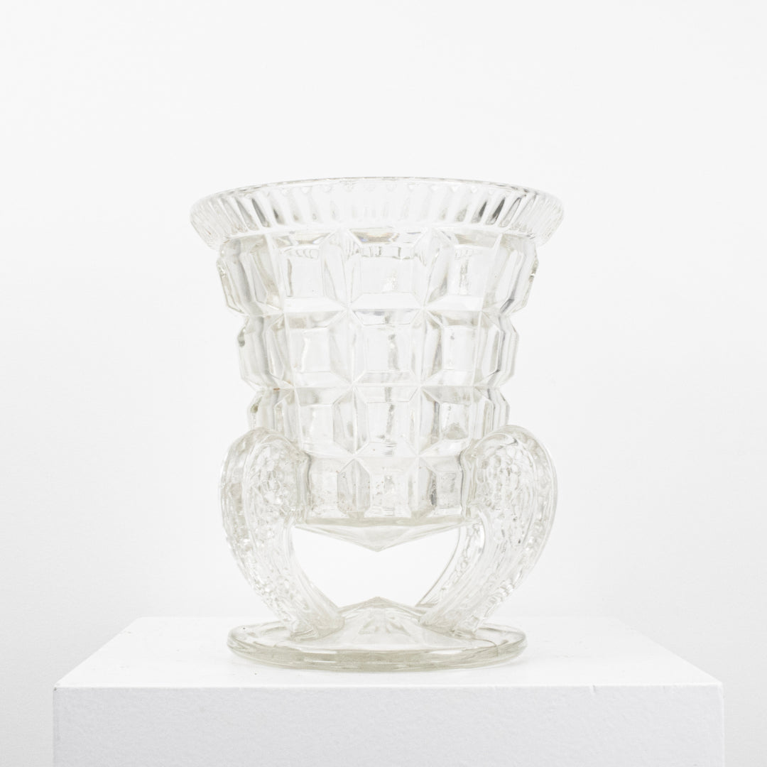 Vase en verre taillé sur pied, anses DEBEAULIEU