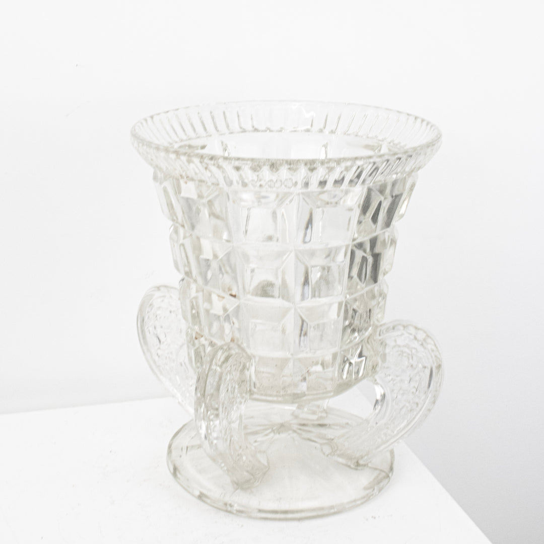 Vase en verre taillé sur pied, anses DEBEAULIEU