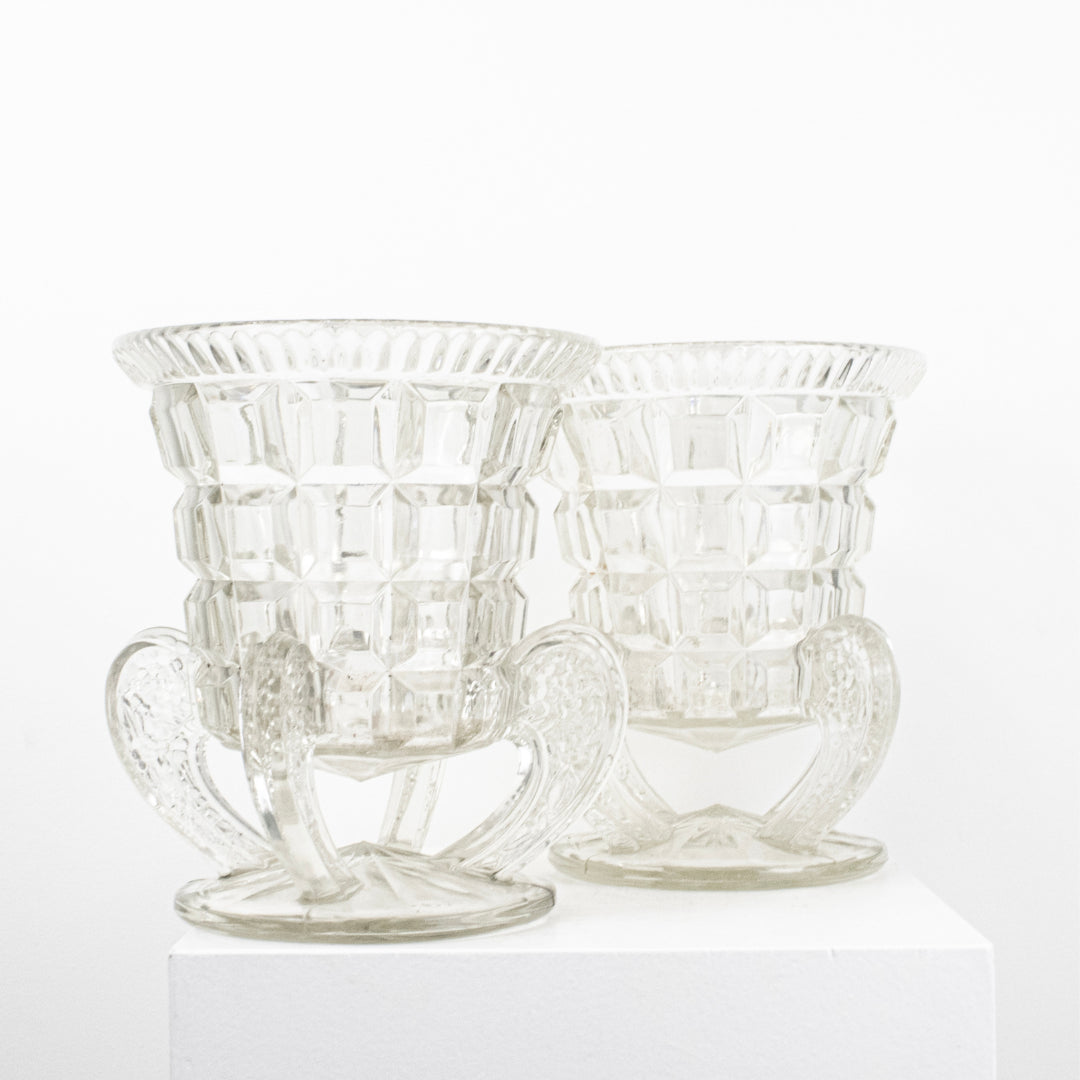 Vase en verre taillé sur pied, anses DEBEAULIEU