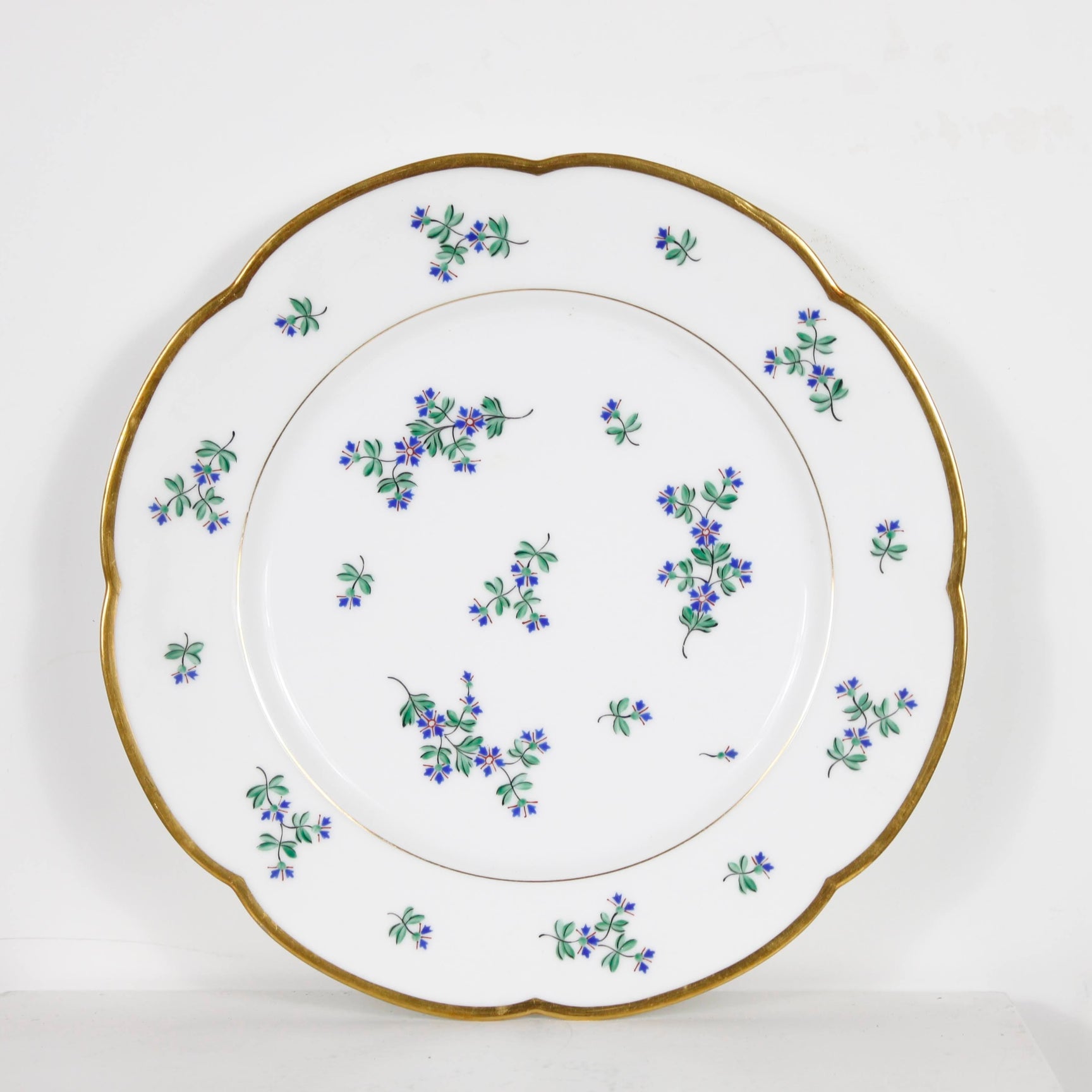 Assiettes aux fleurettes en porcelaine DEBEAULIEU PARIS