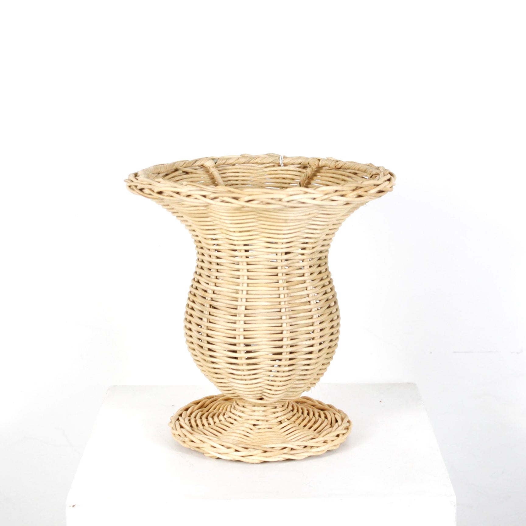 Vase Médicis en rotin DEBEAULIEU PARIS