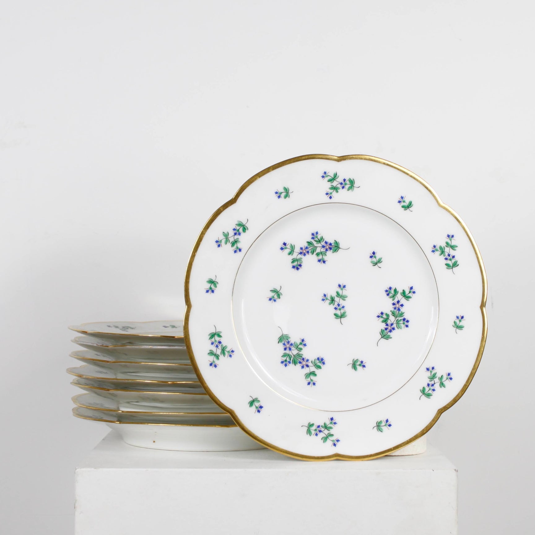 Assiettes aux fleurettes en porcelaine DEBEAULIEU PARIS