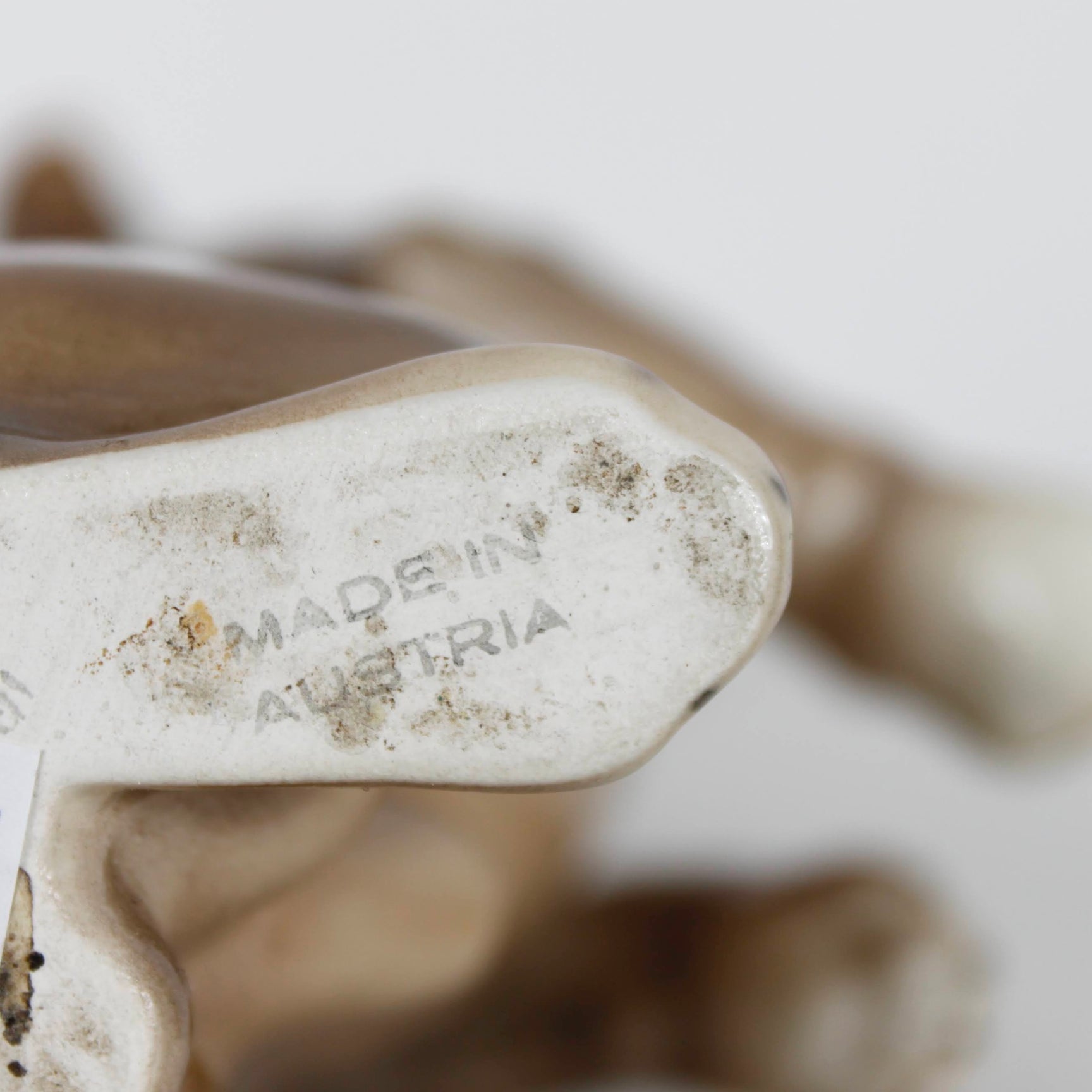 Teckel en faïence DEBEAULIEU PARIS