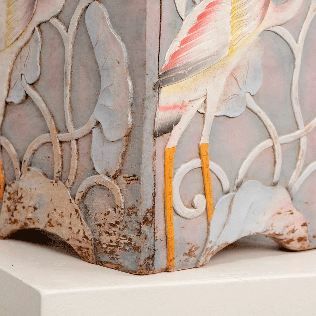 Cache-Pot en Bois Sculpté Décor Lotus et Oiseau DEBEAULIEU