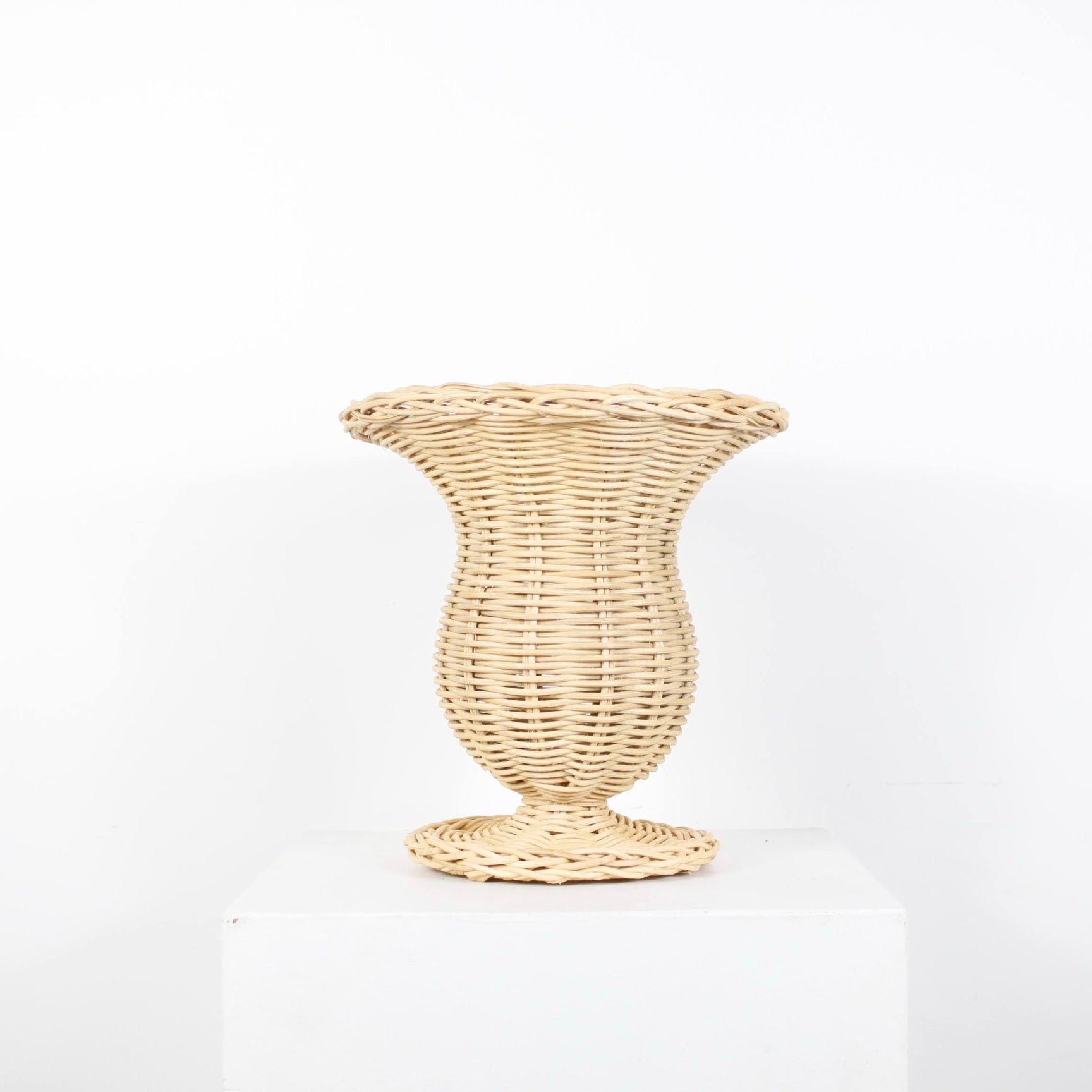 Vase Médicis en rotin DEBEAULIEU PARIS