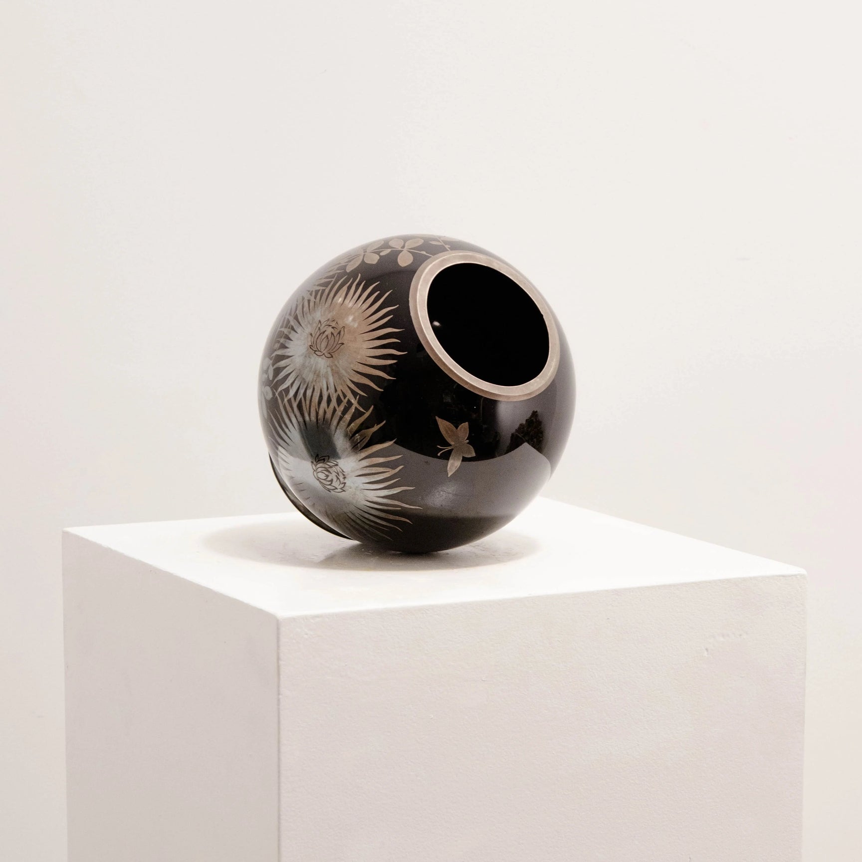 Vase Boule Noir & Argent Chrysanthèmes DEBEAULIEU