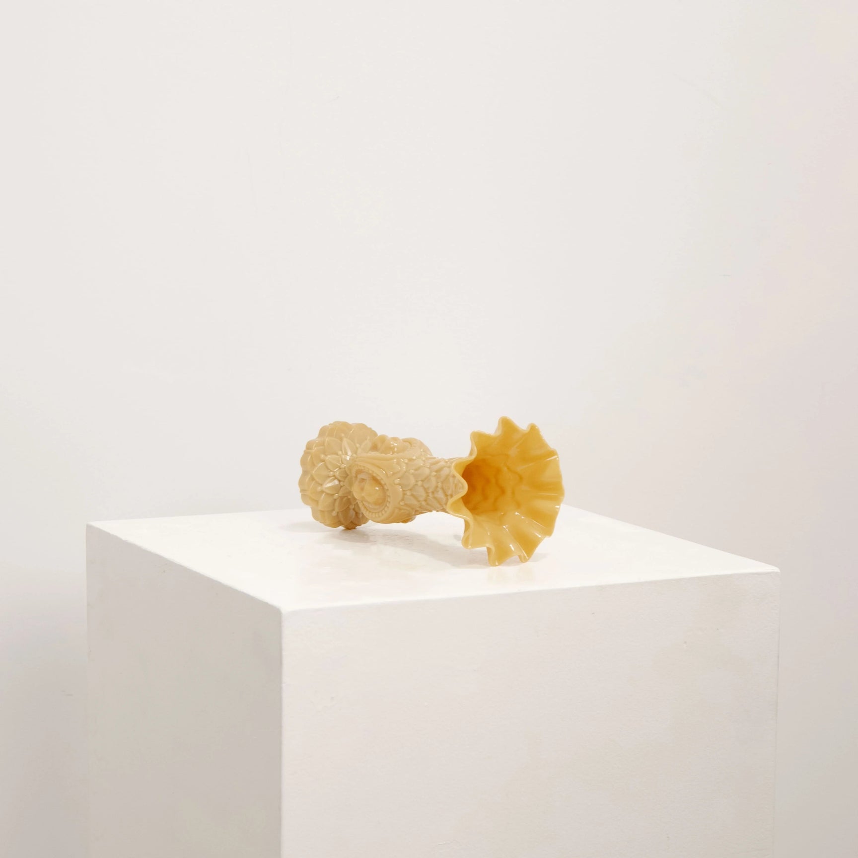 Soliflore Baroque en Verre Pressé Caramel DEBEAULIEU