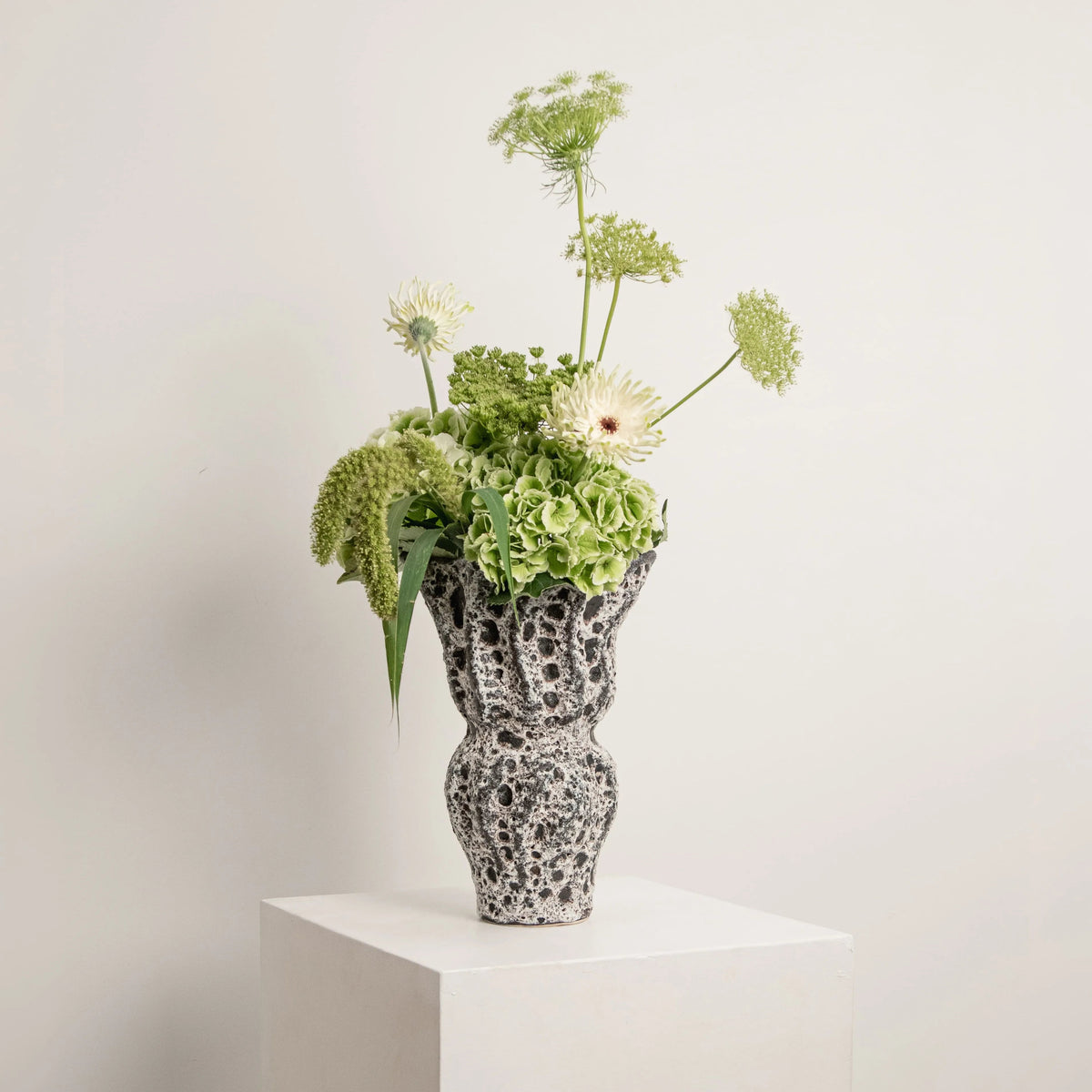 Vase Sculptural Lava Noir DEBEAULIEU