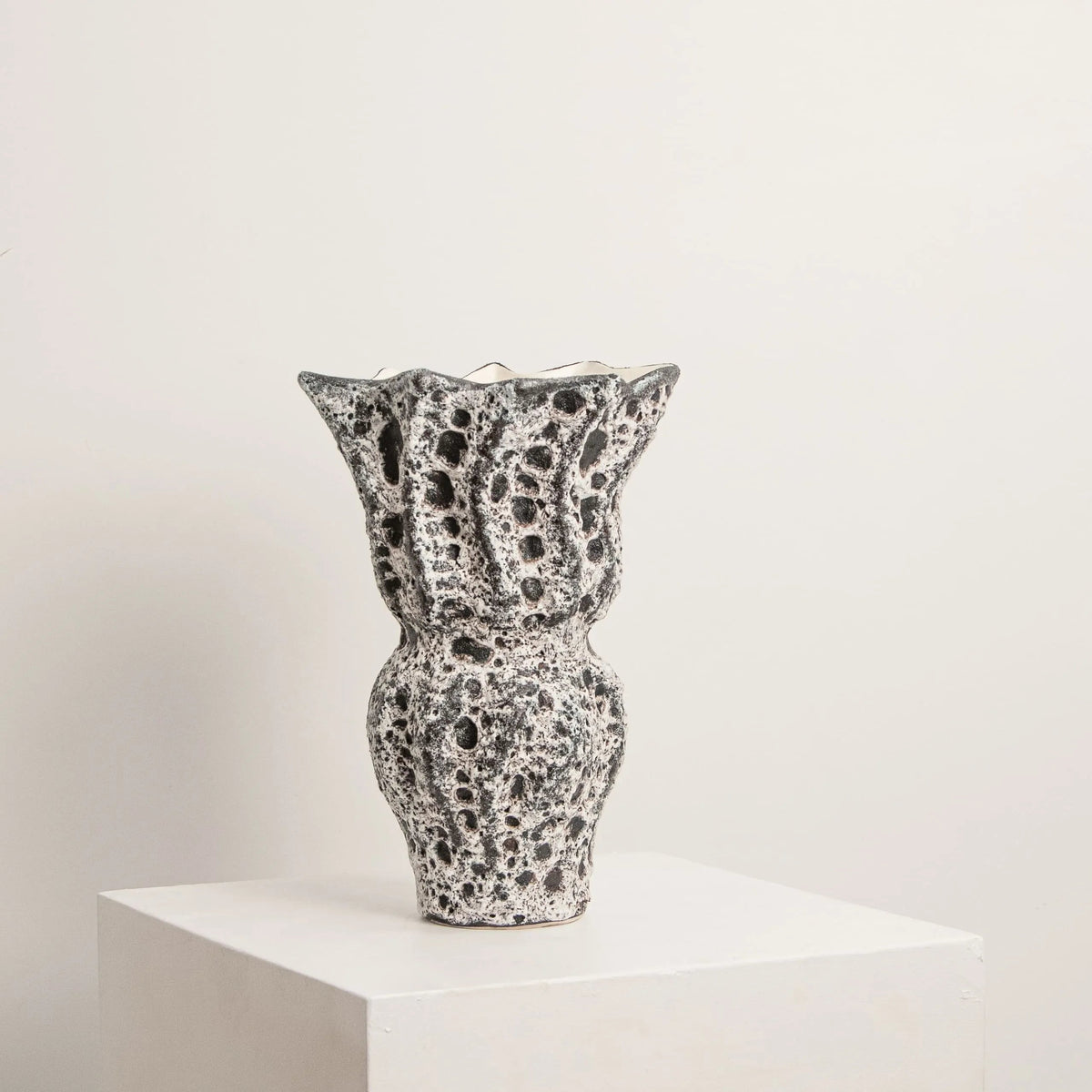 Vase Sculptural Lava Noir DEBEAULIEU