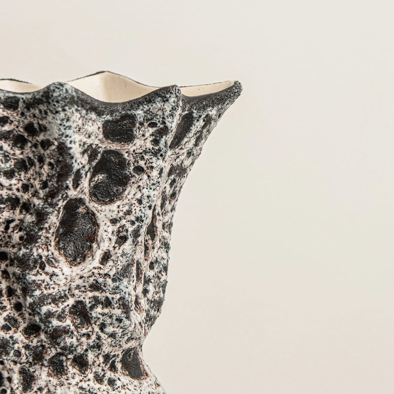 Vase Sculptural Lava Noir DEBEAULIEU
