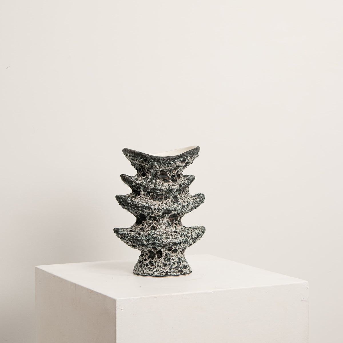 Vase Sculptural Lava Noir DEBEAULIEU