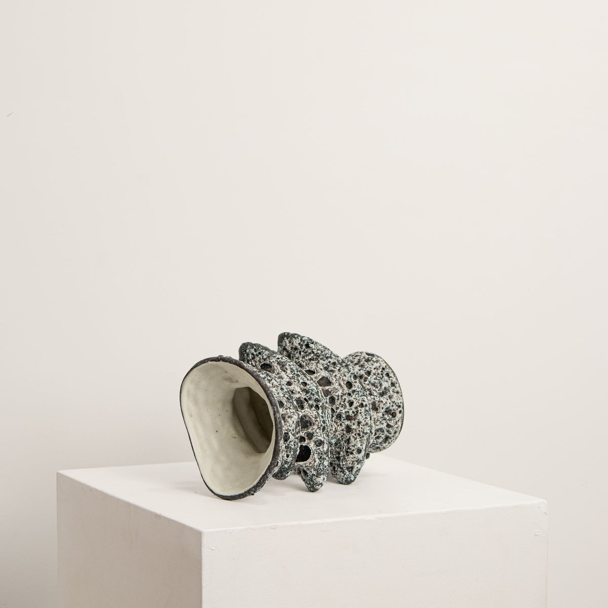 Vase Sculptural Lava Noir DEBEAULIEU