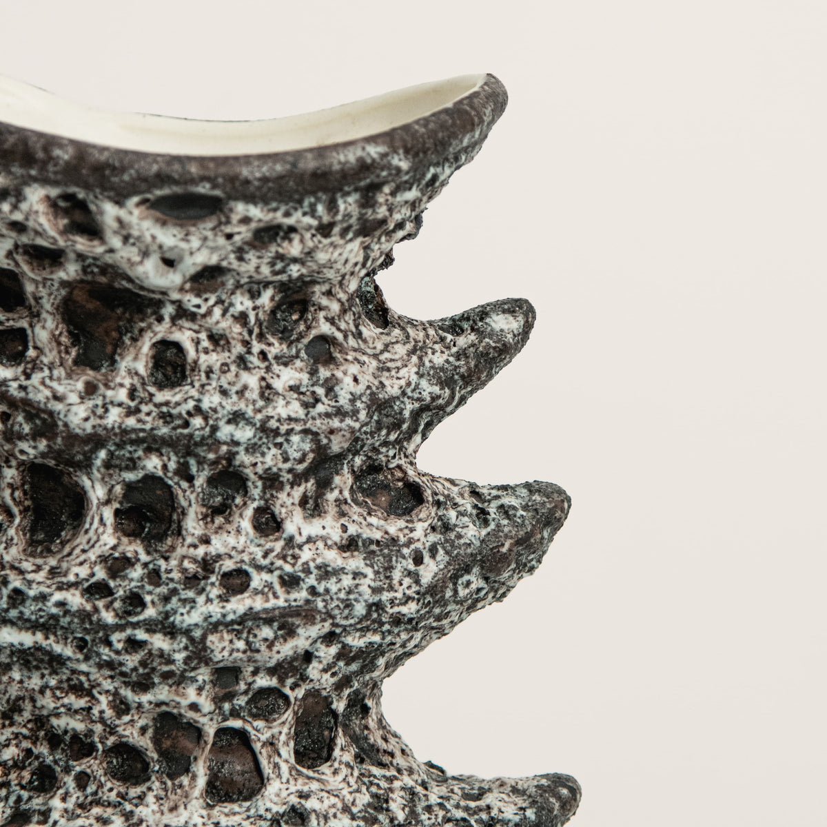 Vase Sculptural Lava Noir DEBEAULIEU