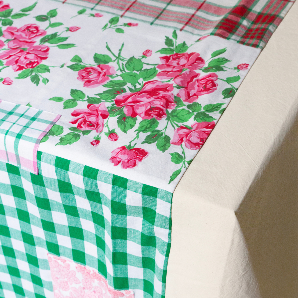Nappe upcyclée écrue avec patchwork fleuri DEBEAULIEU