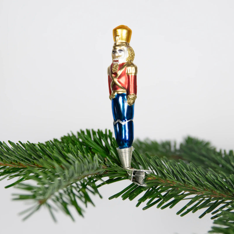 Casse noisette sur clip Nostalgie