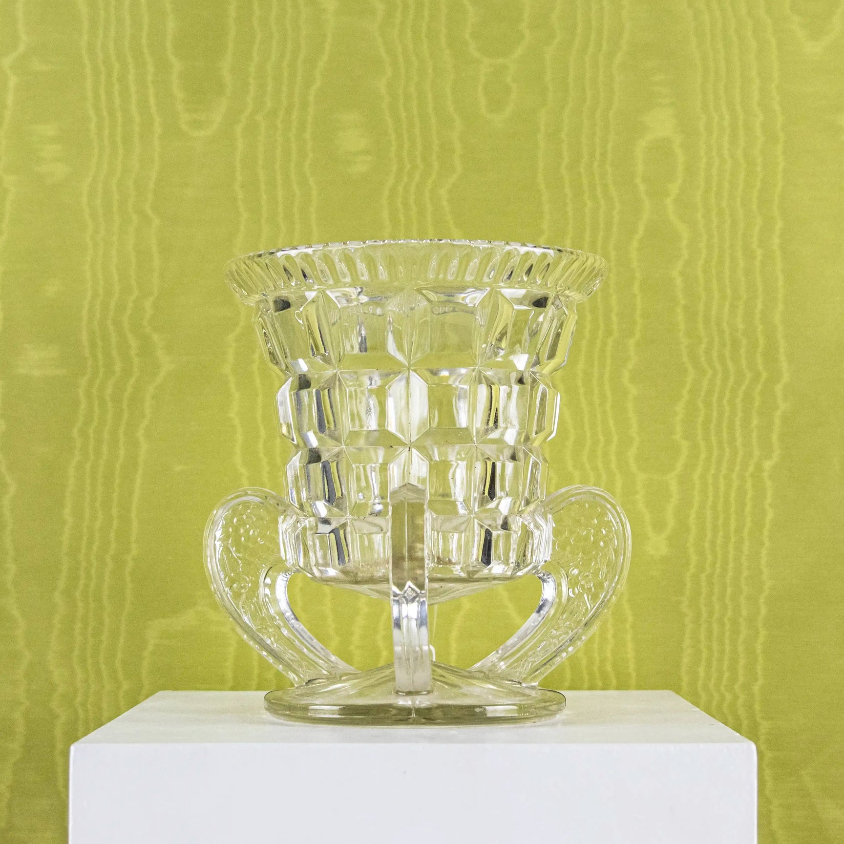 Vase en verre taillé sur pied, anses DEBEAULIEU