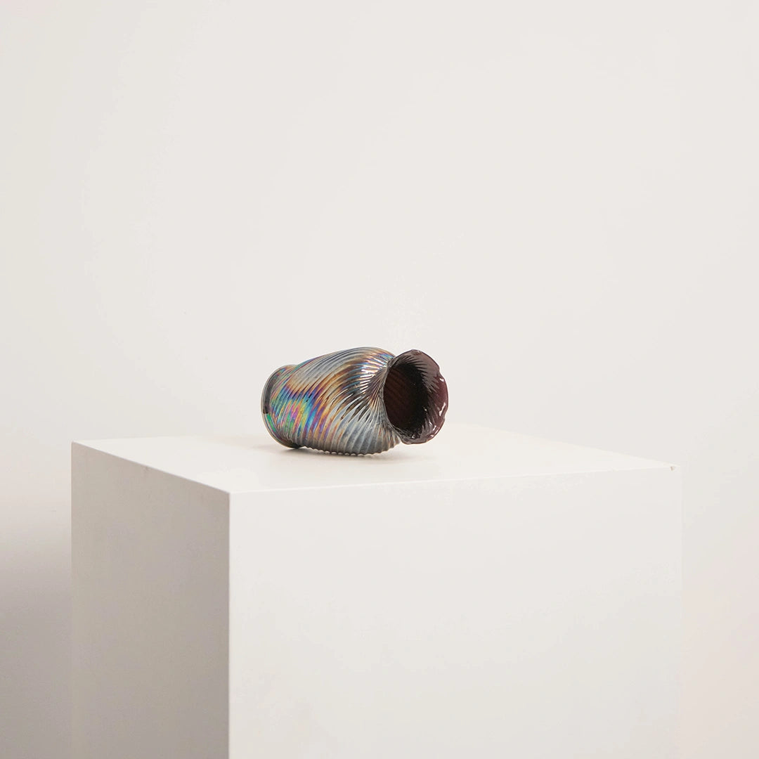 Petit Vase en Verre Irisé Torsadé DEBEAULIEU