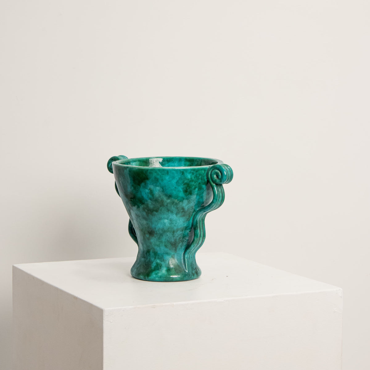 Vase à Anses Volutes Émeraude DEBEAULIEU