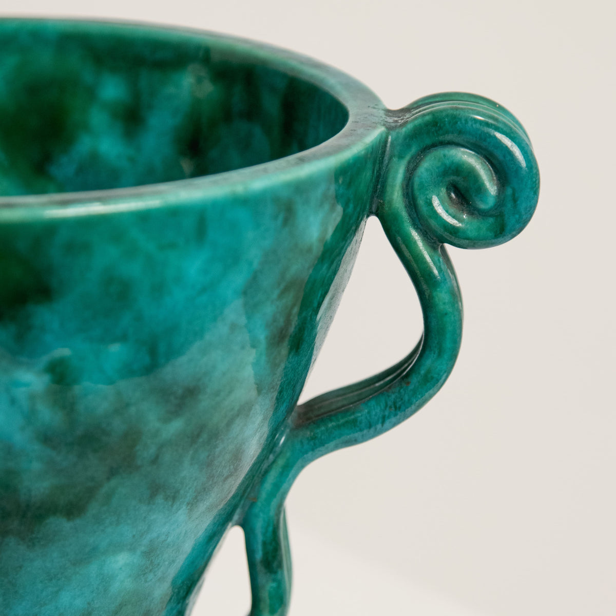 Vase à Anses Volutes Émeraude DEBEAULIEU