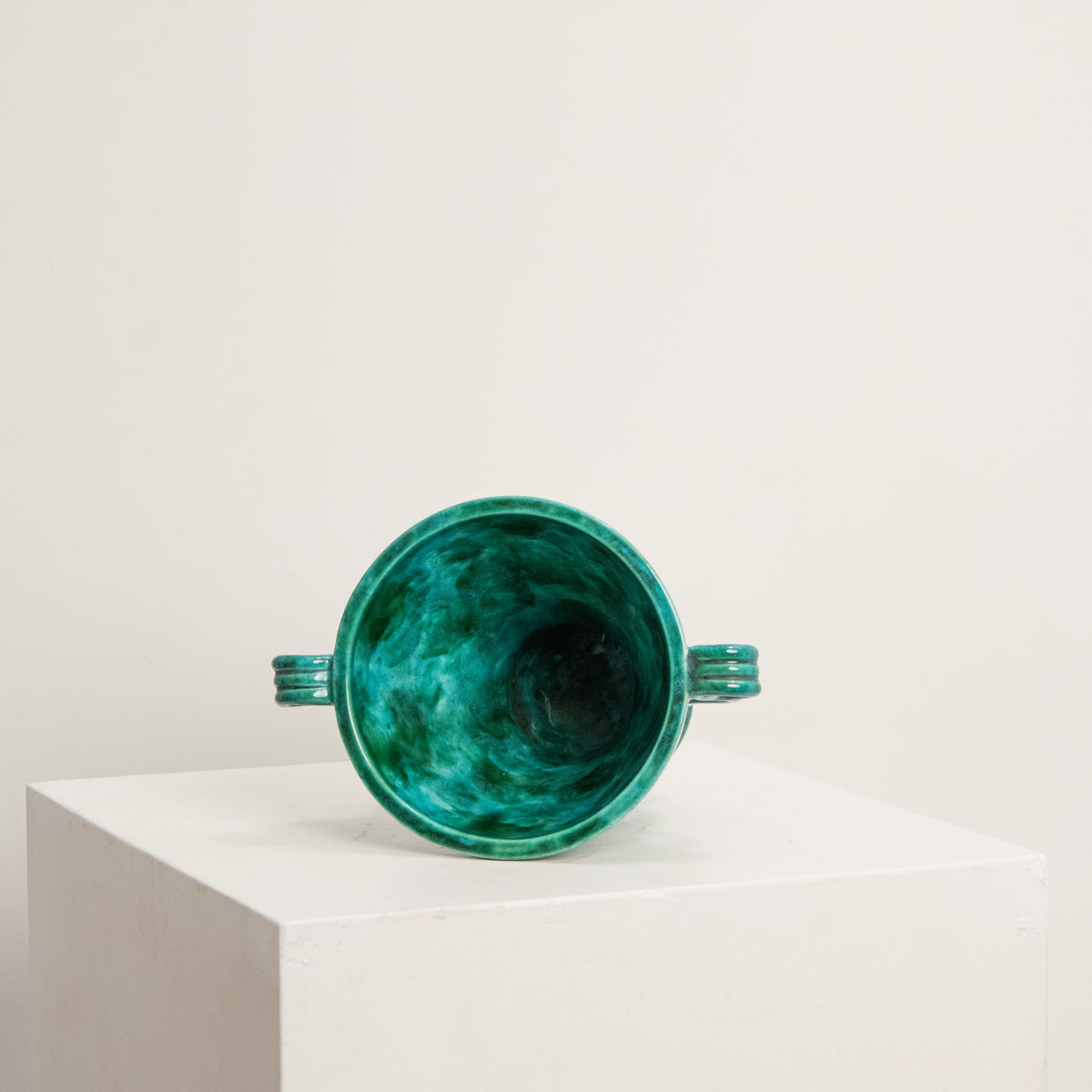 Vase à Anses Volutes Émeraude DEBEAULIEU