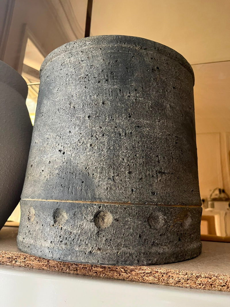 Cache-pot en ciment esprit brutaliste DEBEAULIEU