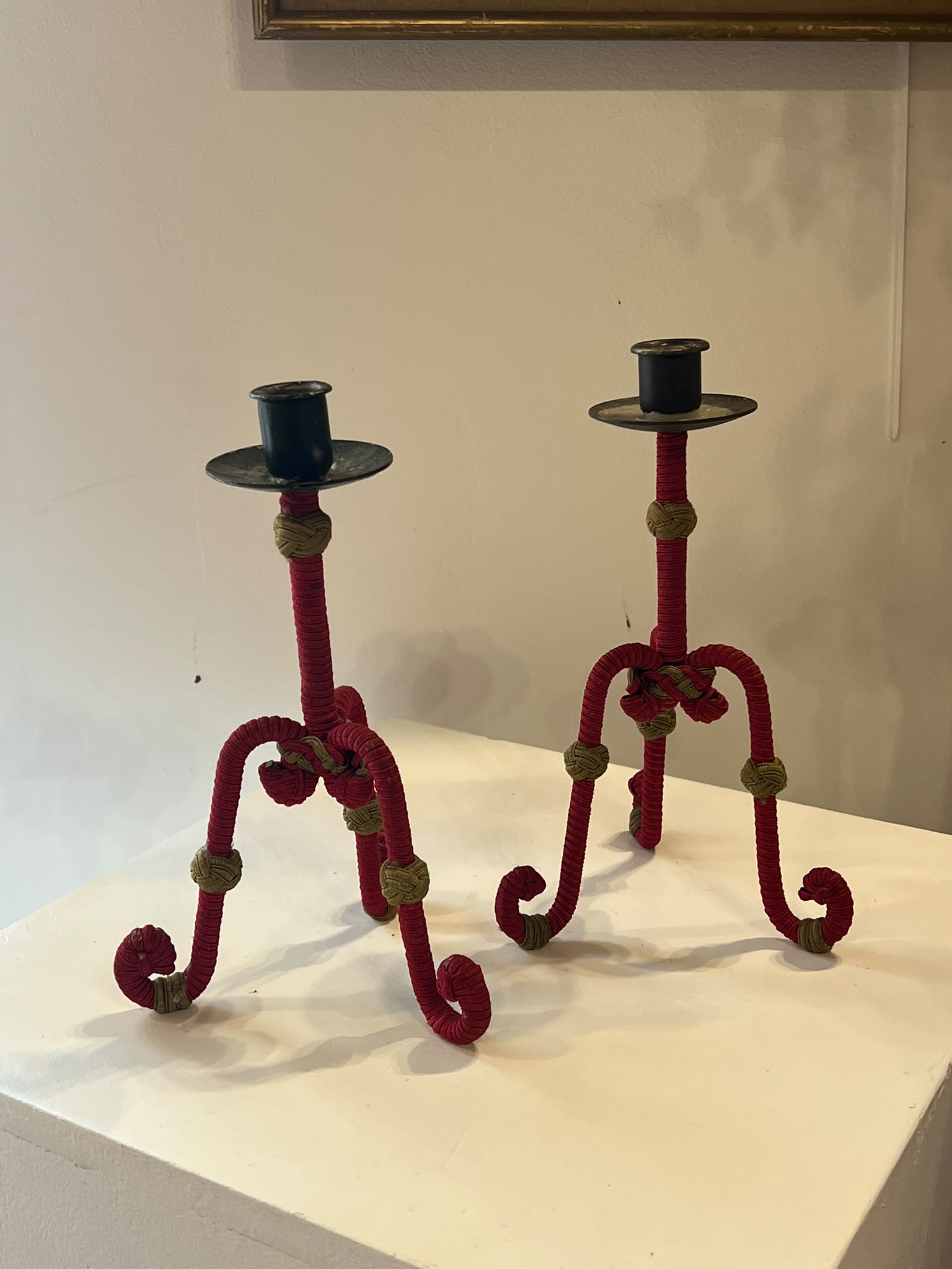 Paire de bougeoirs cordés rouges DEBEAULIEU