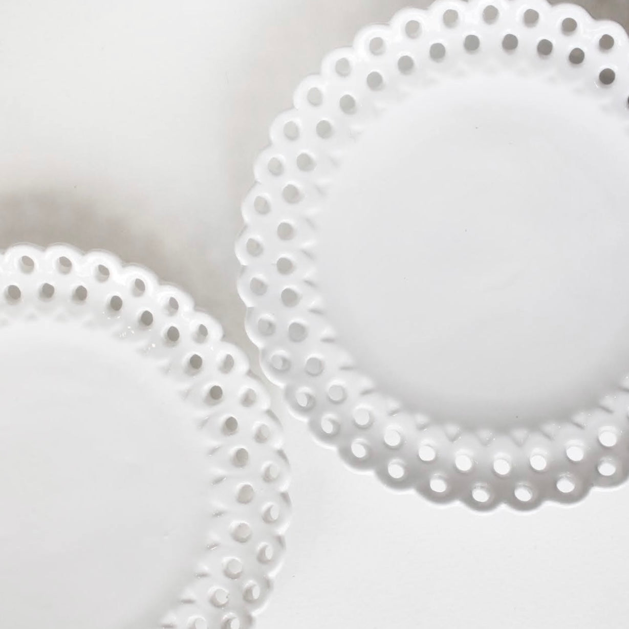 Assiettes en faience ajourée DEBEAULIEU PARIS